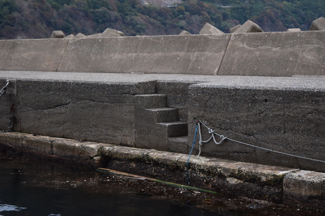 神子漁港突堤内側の階段写真