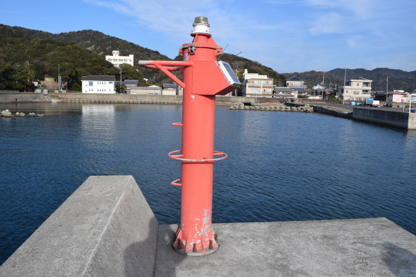 阿那賀漁港赤い灯台がある堤防先端