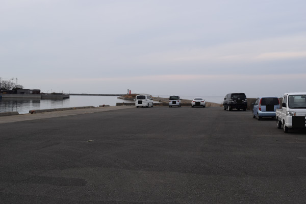 湊港東防波堤の駐車スペース