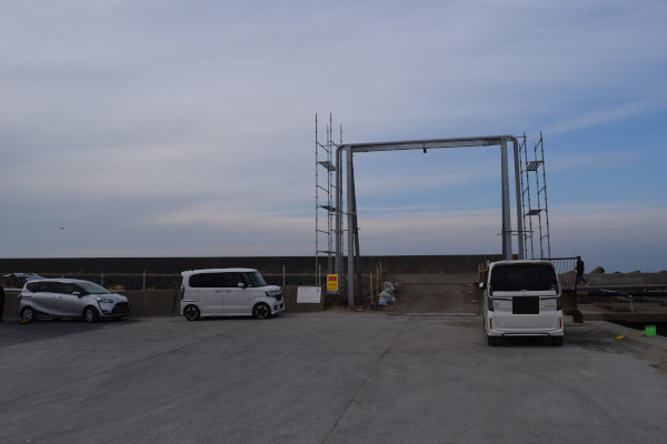 湊港西外堤防の駐車スペース