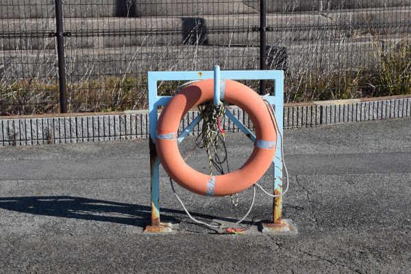鳴尾浜海釣り公園の救助用浮き輪