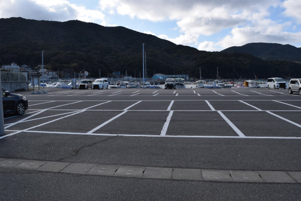 小島漁港の駐車場
