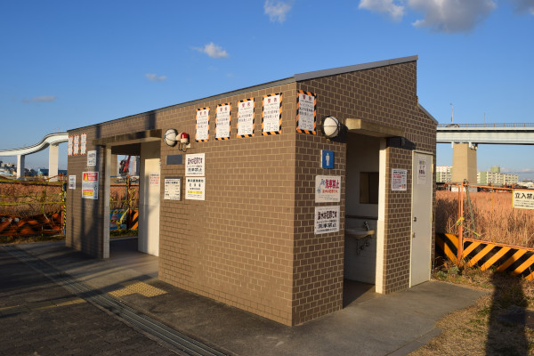 鶴町緑地海釣り解放区域のトイレ