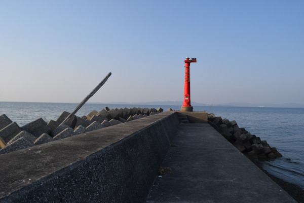 泉港の赤灯台のある堤防