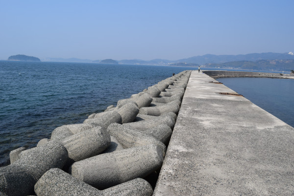 松島突堤の根元から先端方向の写真