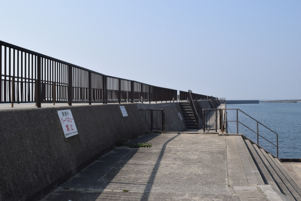 宮崎漁港の根元から先端方向の写真