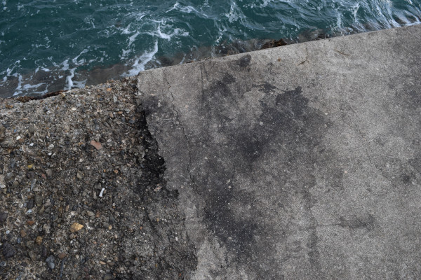 長江漁港の堤防に残るイカの墨跡