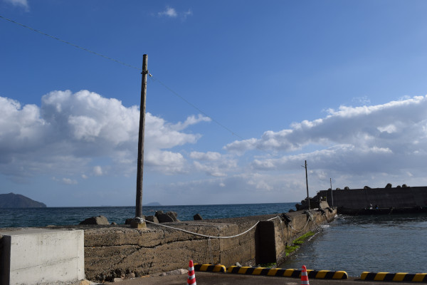 里波見漁港の電線