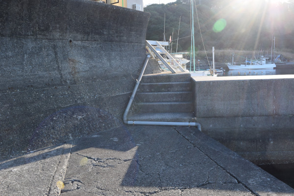 安指漁港の内側の堤防の階段