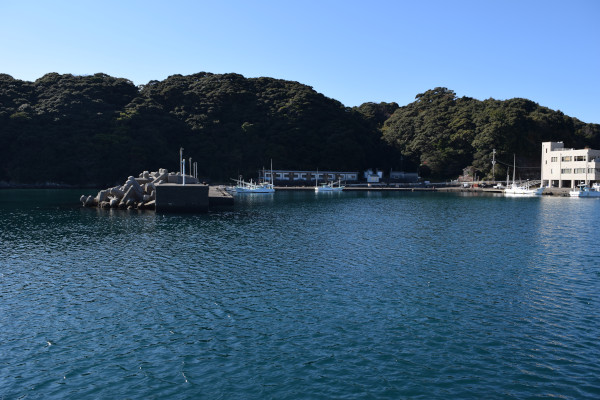 須江漁港の内側の堤防