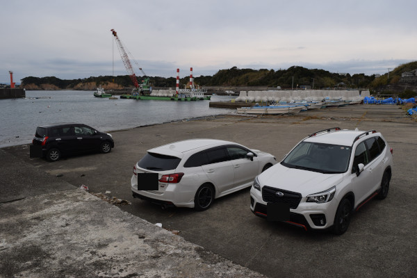 片田漁港の外側の堤防の駐車スペース
