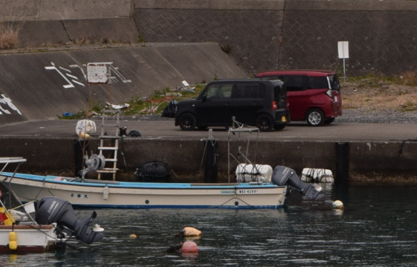 片田漁港の内側の堤防の駐車スペース