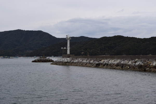 礫浦漁港の白い灯台のある堤防