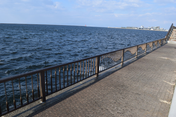 阪南港の落下防止フェンス写真